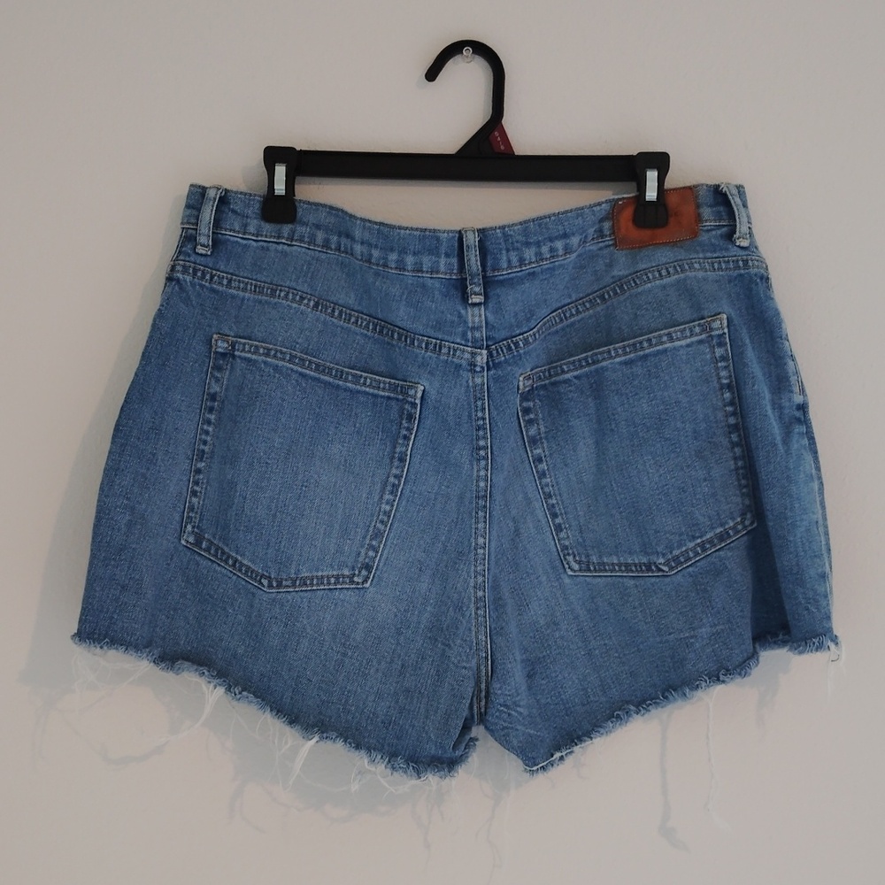 Everlane Mid Rise Shorts - Picture 4 of 5